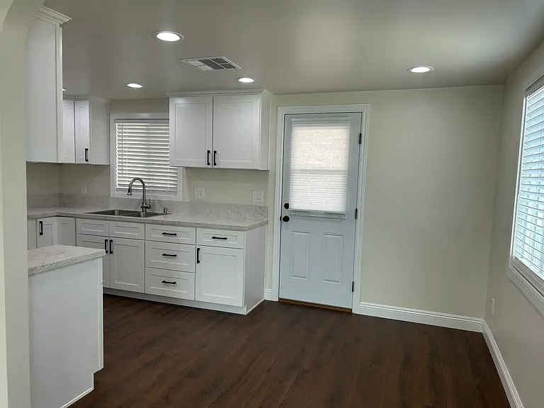 543 W Bayless St — Photo 9