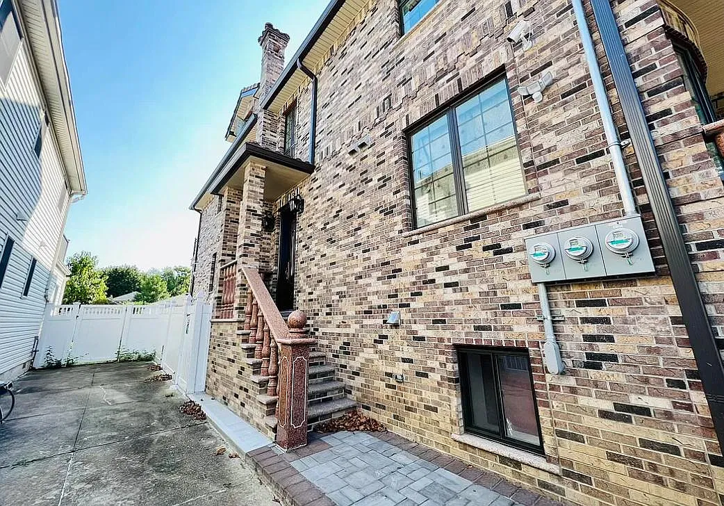 3 bed, 900 sqft, $3,200 — Photo 1