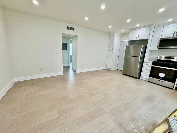 3rd image of 600 E Garfield Ave #9