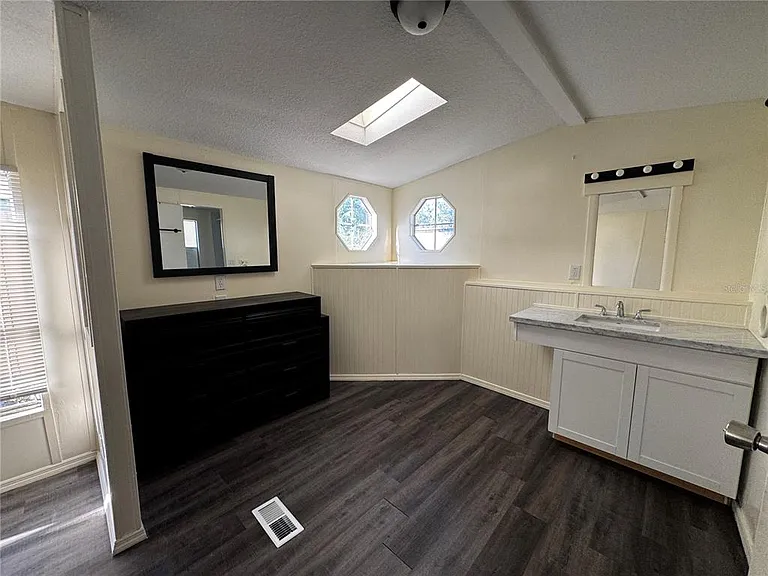 1001 NE 77th St #25 — Photo 8
