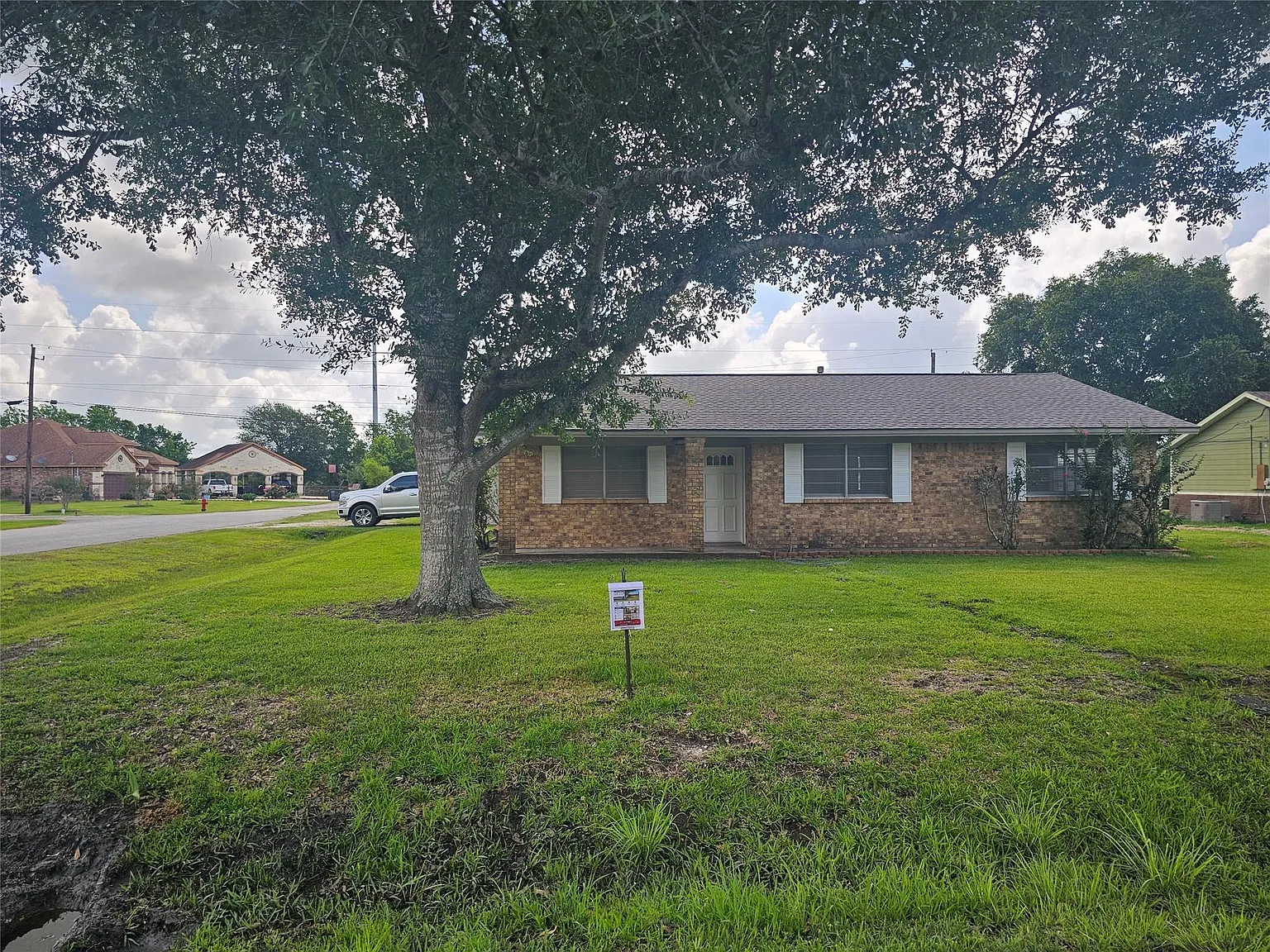 3 bed, 1.0 bath, 1281 sqft, $1,650 — Photo 1