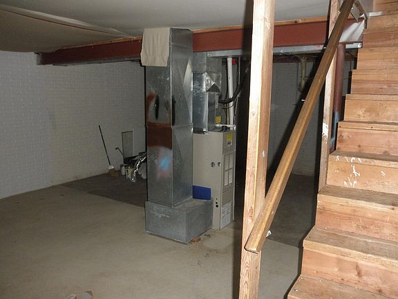 Unfinished basement, laundry hookups