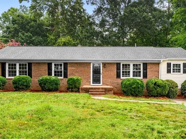 5007 Shoreline Dr, Greensboro, NC 27410