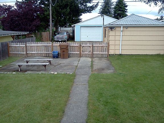 4th image of 925 E 61st St