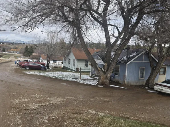 81 Roundhouse Rd SW, Lewistown, MT 59457