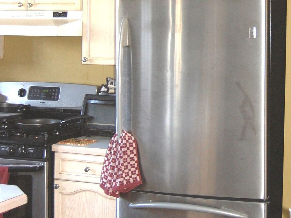 Updated kitchen w/stainless