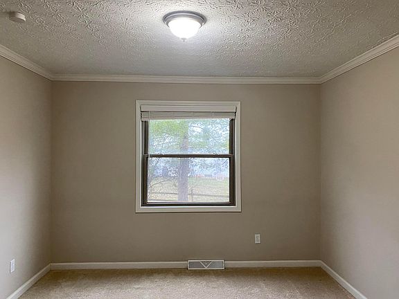 3rd image of 961 Charterhouse Ct