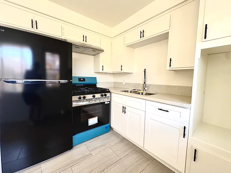 210 E Marshall St #C — Photo 8