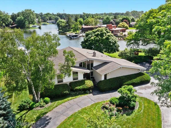 3100 Pikewood Ct, Commerce Township, MI 48382