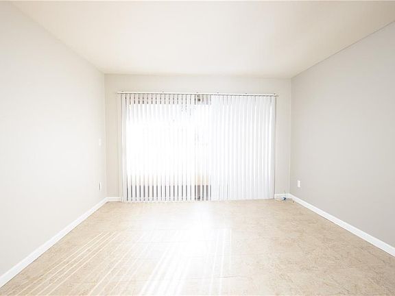 3rd image of 1101 W Macarthur Blvd Unit 222