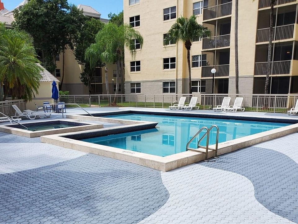 1st image of 8343 Lake Dr #4