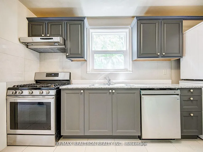 24 Highland Park Blvd — Photo 3