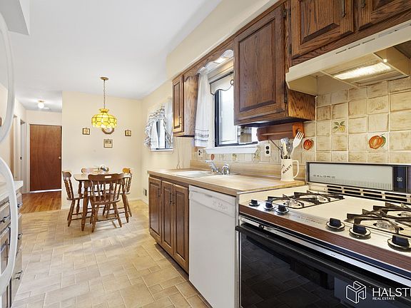 5th image of 227 Tanglewood Dr