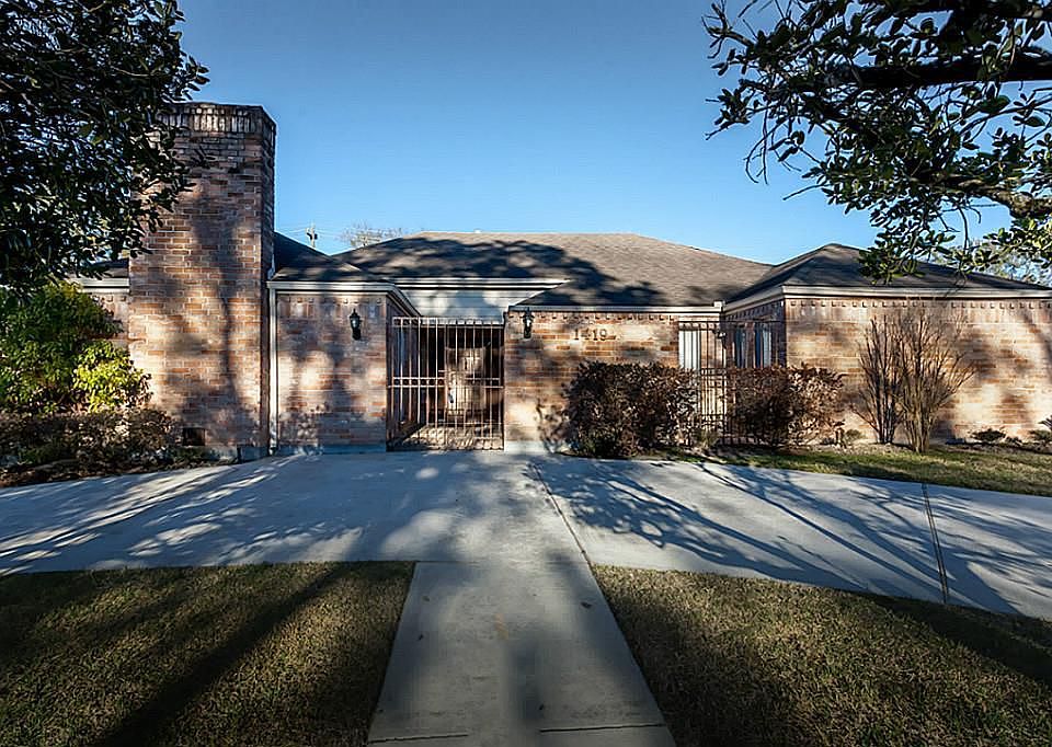 1st image of 1419 Warwickshire Dr