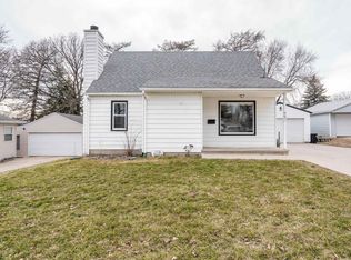 907 4th St NW, Waverly, IA 50677