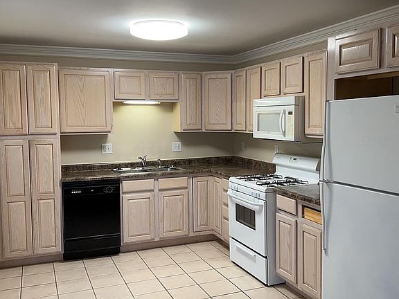 3rd image of 508 Fox Hills Dr N APT 1
