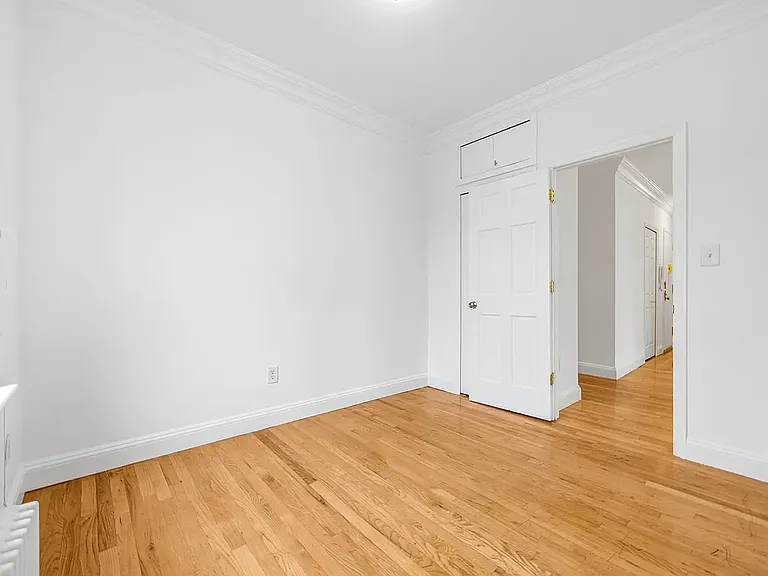 310 E 19th St #13 — Photo 5