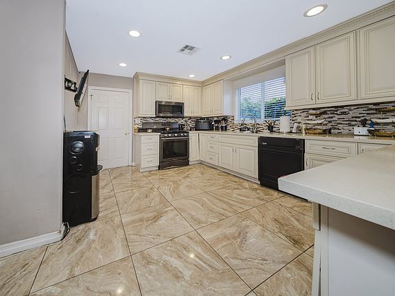 5th image of 6742 Morella Ave