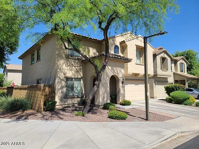 3 bed, 2.5 bath, 2237 sqft, $2,300 — Photo 2