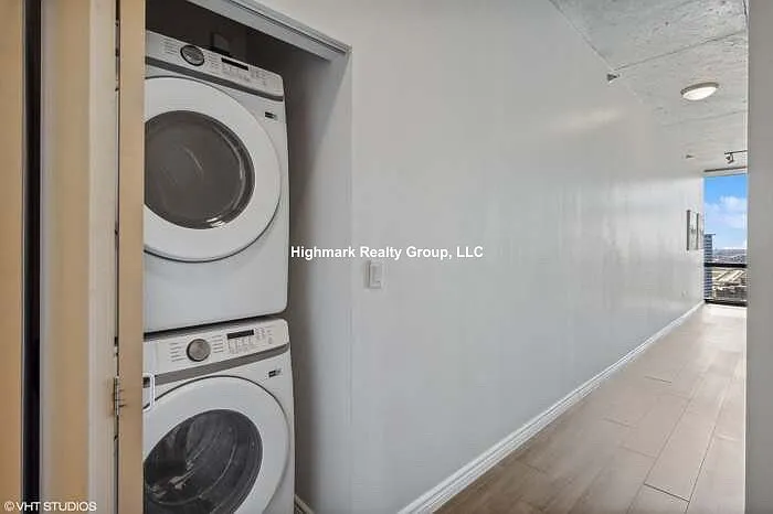 235 W Van Buren St — Photo 4