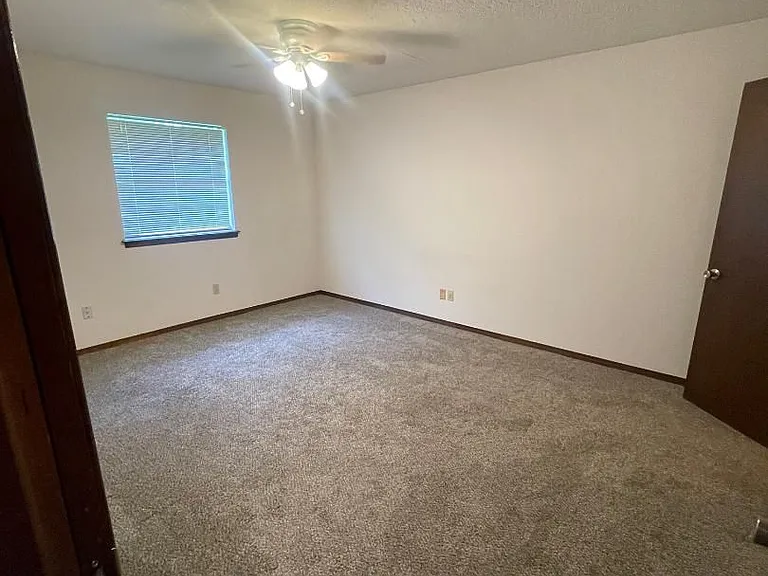 1412 Rebecca Ln — Photo 9