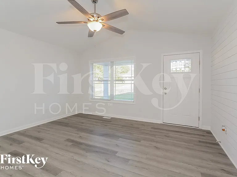 1213 Carolyn Ave — Photo 4