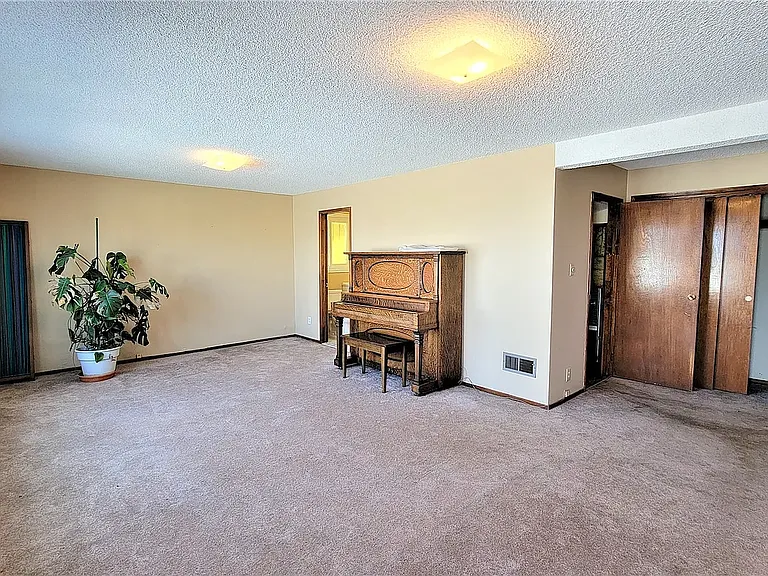 606 S Hill Blvd — Photo 7