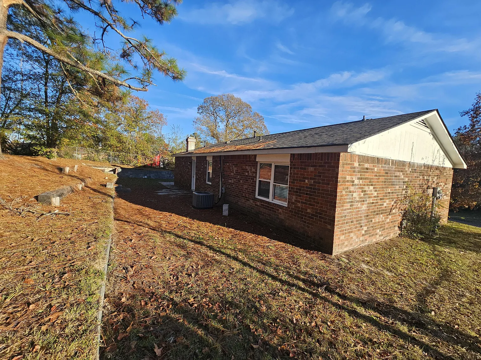 4 bed, 2.0 bath, 1394 sqft, $1,500 — Photo 2