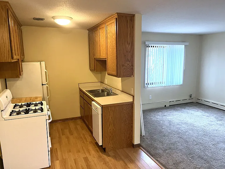 4320 36 1/2 St W — Photo 5