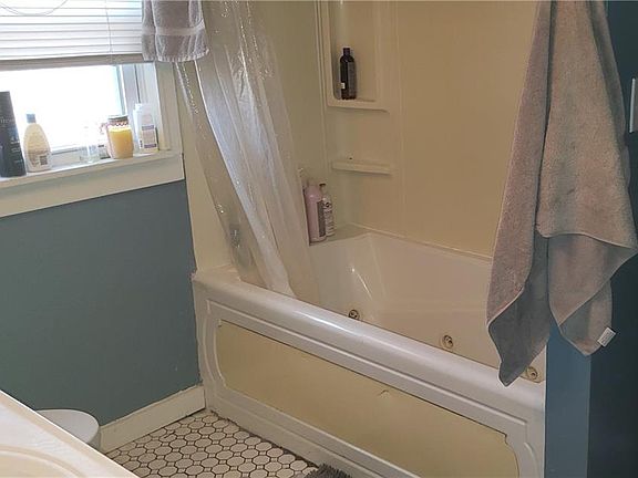 4th image of 81 Pembroke Ave