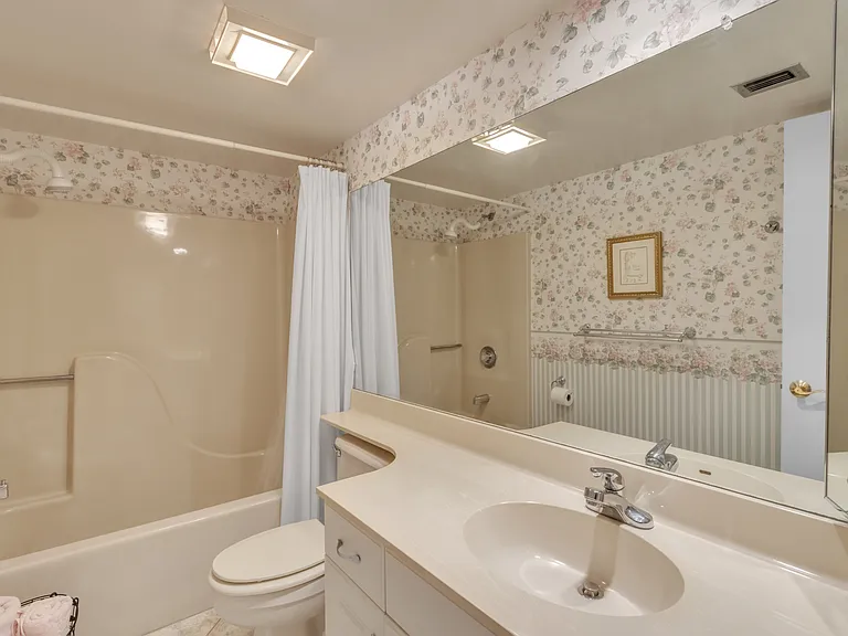 Guest Bathroom w/ shower/tub combo