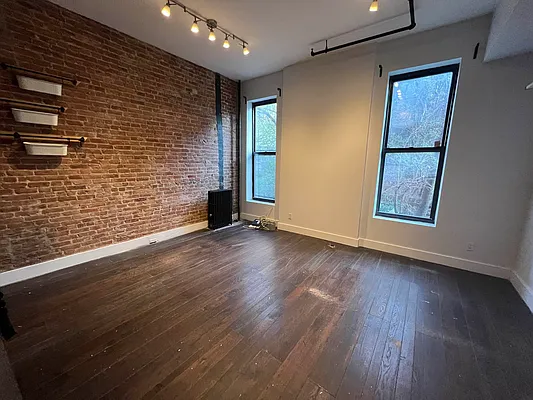 Rented by Delmark Realty LLC | media 10