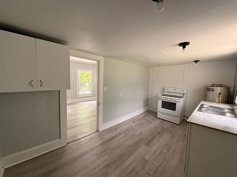 700 E 7th St #5 — Photo 2