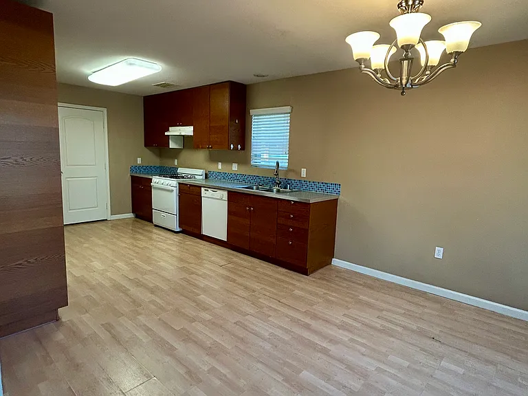 240 N Van Ness Ave — Photo 18
