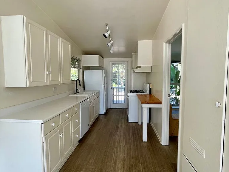 1127 Dover Ln — Photo 4