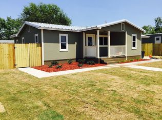 501 E Blair St, Three Rivers, TX 78071