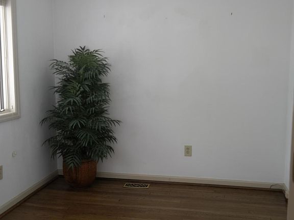 4th image of 406 Arbutus Ave SE