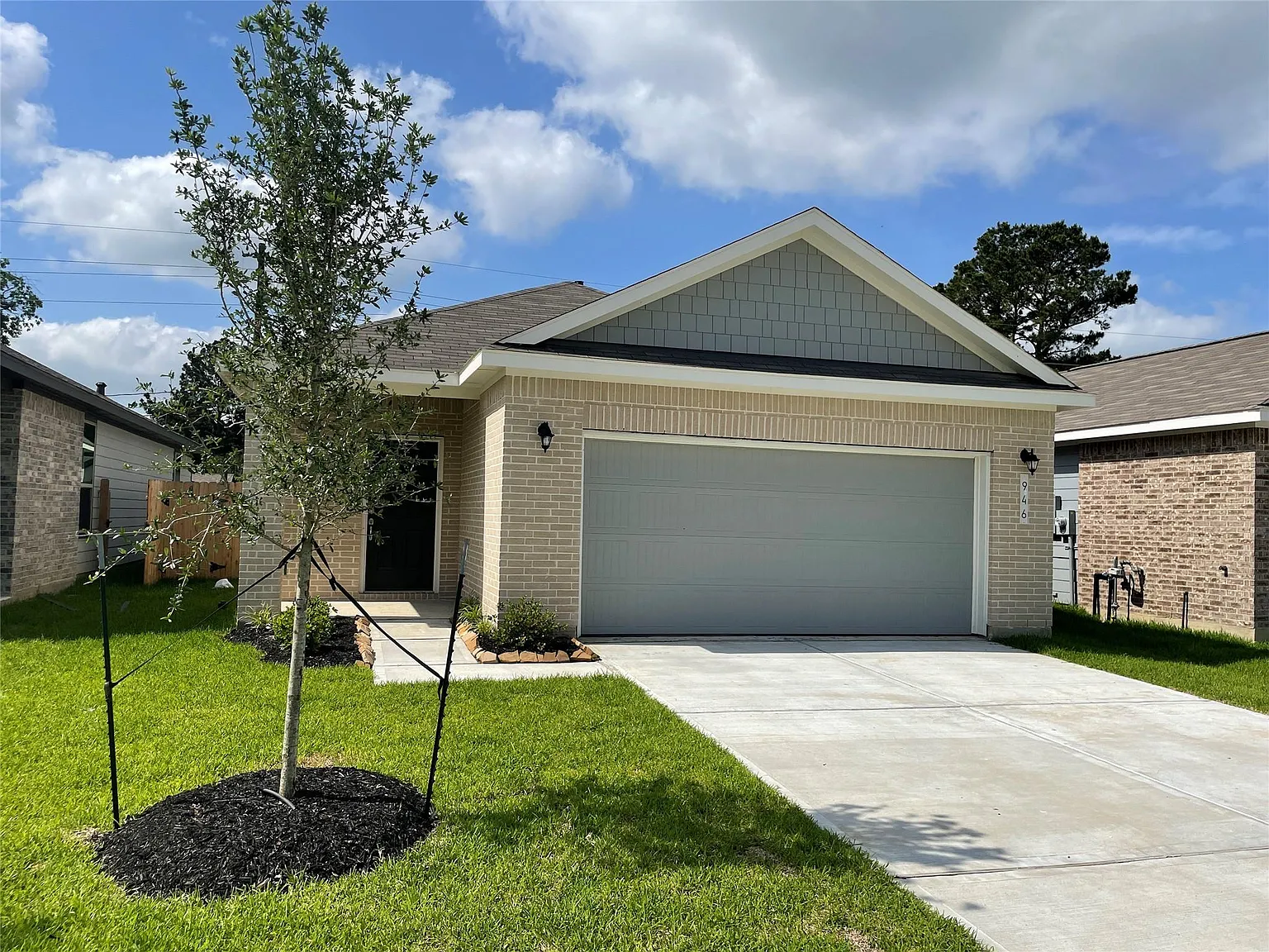 3 bed, 2.0 bath, 1557 sqft, $1,825 — Photo 1