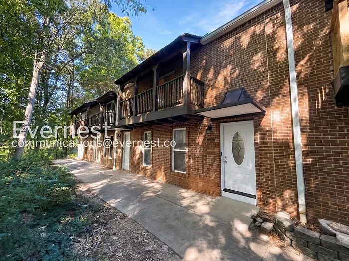 4 bed, 3.5 bath, 2100 sqft, $3,000 — Photo 2