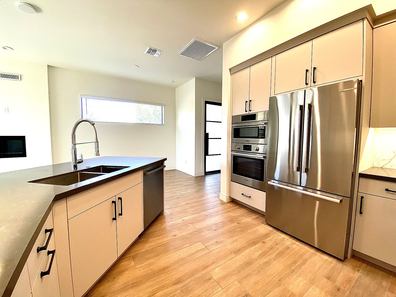 3 bed, 3.5 bath, 2191 sqft, $3,700 — Photo 3