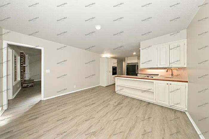3 bed, 2.0 bath, 2395 sqft, $1,795 — Photo 3