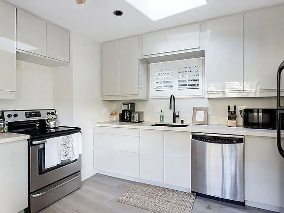 2nd image of 622 N Topanga Canyon Blvd