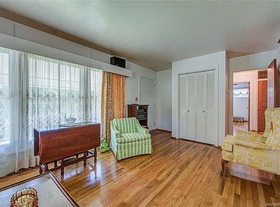 3rd image of 310 Linden Cir