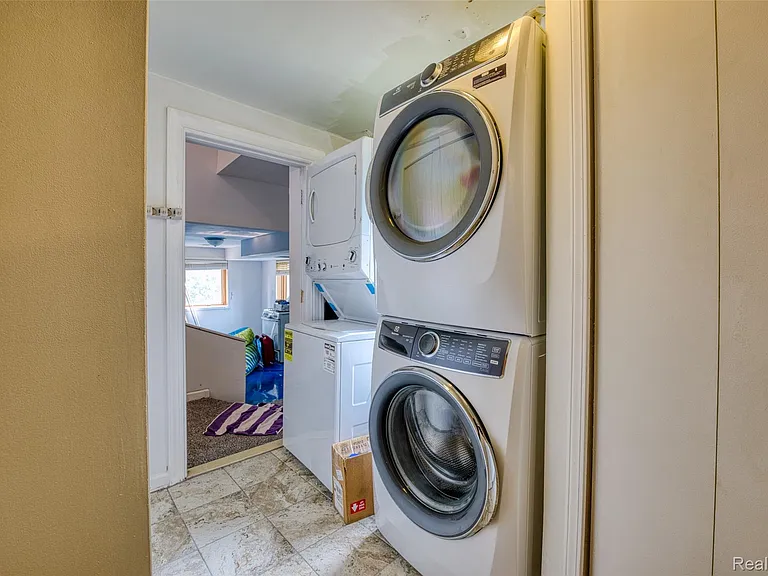 10401 Degrand St — Photo 19