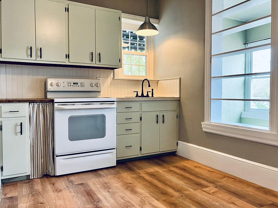 Eat-in kitchen