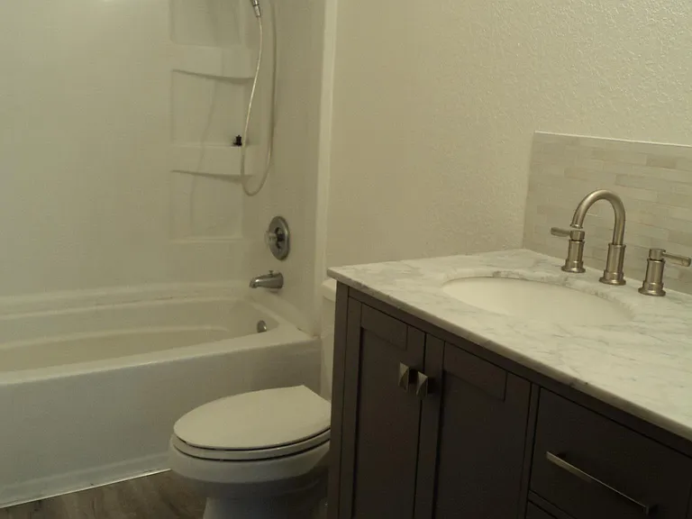 865 NE Scott Ct — Photo 10