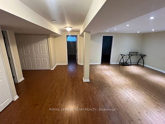 3rd image of 685 Everlasting Cres #B
