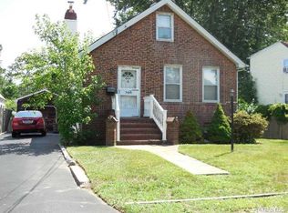 444 Walnut St, Lindenhurst, NY 11757