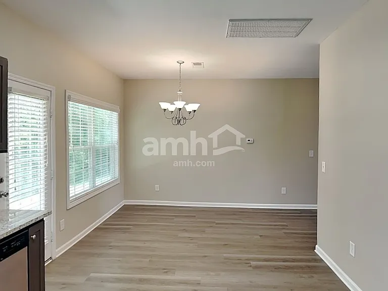 913 Beverly Ct — Photo 4