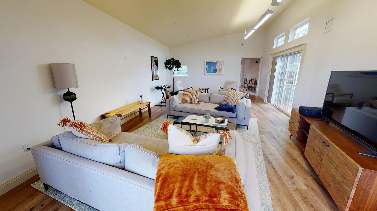 Prime Silicon Valley living modern comfort in East Palo Alto — Photo 2